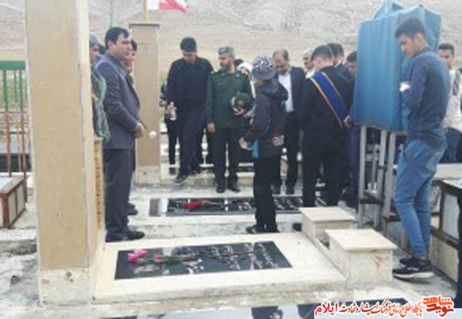 تجدید میثاق با شهدا به مناسبت هفته بسیج دانش آموزی در شهرستان بدره