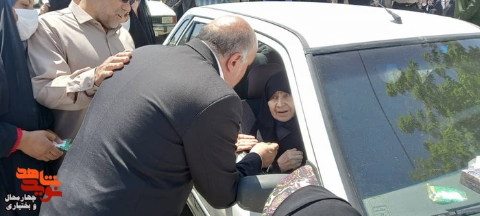 دیدار خادم یاران امام رضا (ع) با مادر شهید غلامعلی مولوی وردنجانی در گلزار شهدای وردنجان