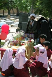 تجدید عهد و پیمان دانش‌آموزان با شهدا- بیست و هفتم اردیبهشت ۱۴۰۳ روستای چهارطاق شهرستان شاهرود