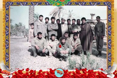 ردیف نشسته نفر جلو شهید غلامعلی صداقتی