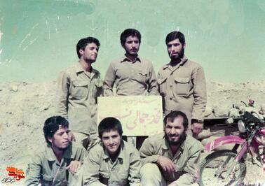 از چپ: ایستاده : شهید محمد هدایتی - شهید رضا بهادری - اصغر آقاجانی - نشسته : جانباز نصراله اکبری - شهید مجید نظیری - صحبت الله صالحی 
