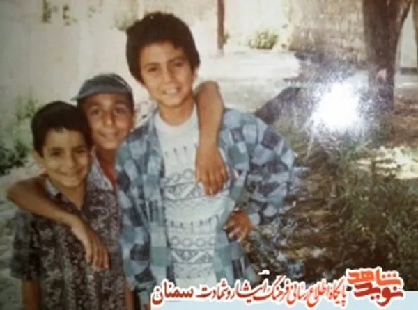 نفراول از راست جانباز مدافع حرم روح الله نصیری-
نفر وسط شهید محمدحسین حمزه