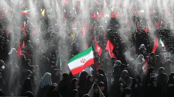 سیل خروشان امت در شب وداع با امام شهید/ شب‌زنده‌داری مردم در مصلای امام خمینی (ره)